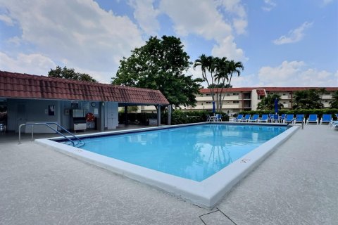 Condo in Pembroke Pines, Florida, 2 bedrooms  № 2083346 - photo 12