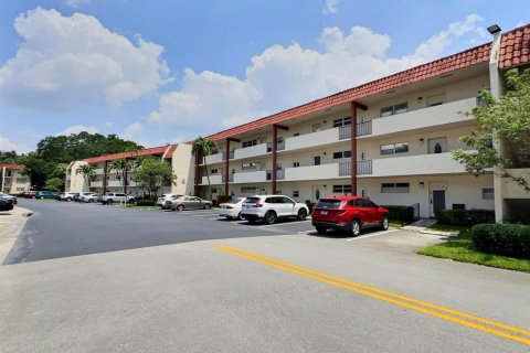 Condo in Pembroke Pines, Florida, 2 bedrooms  № 2083346 - photo 11