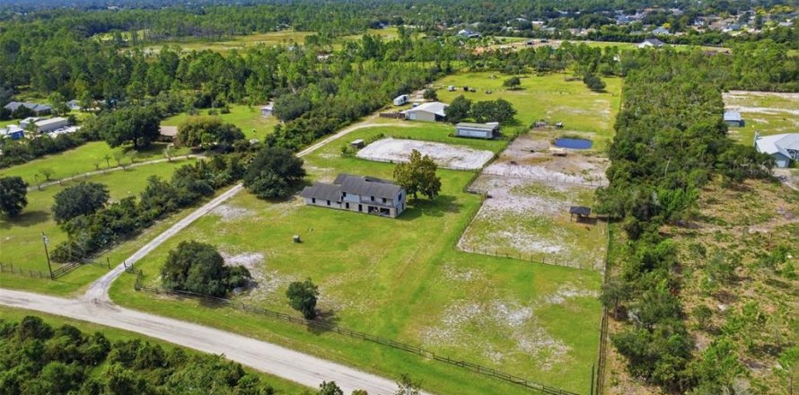 Villa ou maison à Deltona, Floride 7 chambres, 467.58 m2 № 2401107