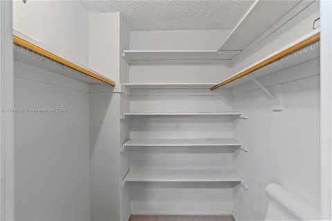 Condominio en alquiler en Miami, Florida, 2 dormitorios, 105.91 m2 № 1893520 - foto 18