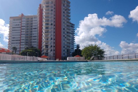 Condominio en alquiler en Miami, Florida, 2 dormitorios, 105.91 m2 № 1893520 - foto 1