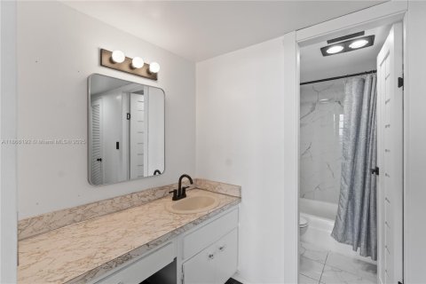 Condominio en alquiler en Miami, Florida, 2 dormitorios, 105.91 m2 № 1893520 - foto 19