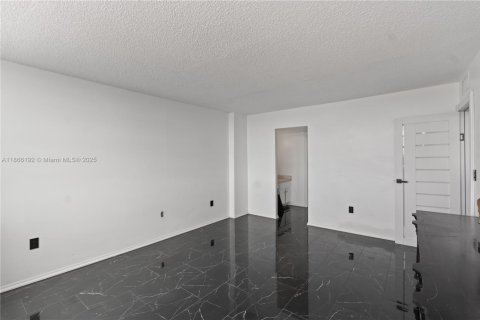Condominio en alquiler en Miami, Florida, 2 dormitorios, 105.91 m2 № 1893520 - foto 15