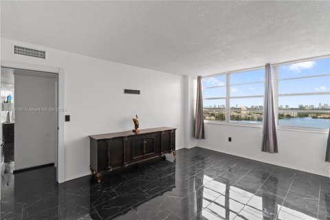 Condominio en alquiler en Miami, Florida, 2 dormitorios, 105.91 m2 № 1893520 - foto 14