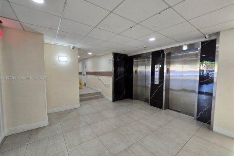 Condo in Miami, Florida, 1 bedroom  № 1923753 - photo 14