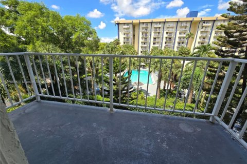 Condo in Miami, Florida, 1 bedroom  № 1923753 - photo 11