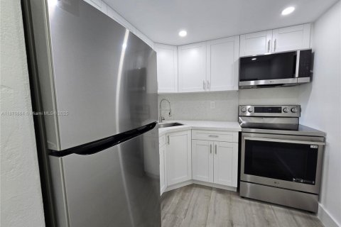 Condo in Miami, Florida, 1 bedroom  № 1923753 - photo 3