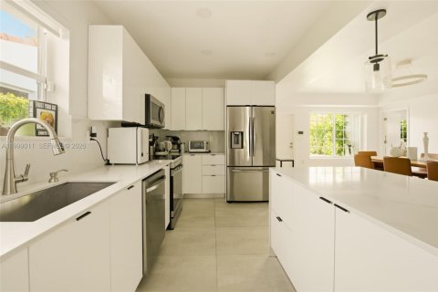 Снять в аренду виллу или дом в Майами-Бич, Флорида 3 спальни, 170.75м2, № 2060989 - фото 8