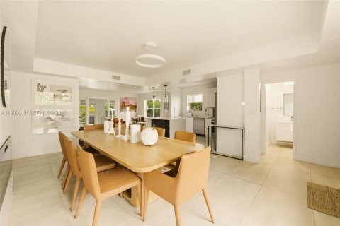 Снять в аренду виллу или дом в Майами-Бич, Флорида 3 спальни, 170.75м2, № 2060989 - фото 3