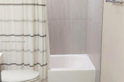Снять в аренду таунхаус в Майами-Гарденс, Флорида 2 спальни, 105.35м2, № 2086588 - фото 9
