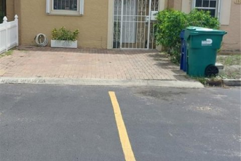 Снять в аренду таунхаус в Майами-Гарденс, Флорида 2 спальни, 105.35м2, № 2086588 - фото 17