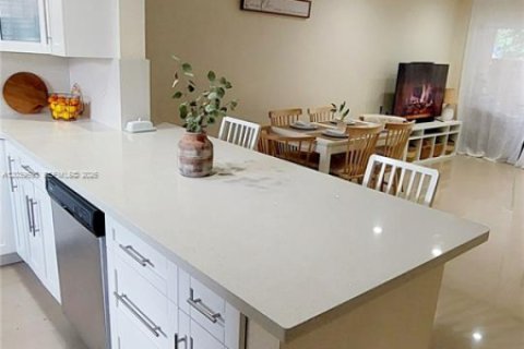 Снять в аренду таунхаус в Майами-Гарденс, Флорида 2 спальни, 105.35м2, № 2086588 - фото 3