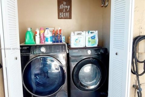 Снять в аренду таунхаус в Майами-Гарденс, Флорида 2 спальни, 105.35м2, № 2086588 - фото 16