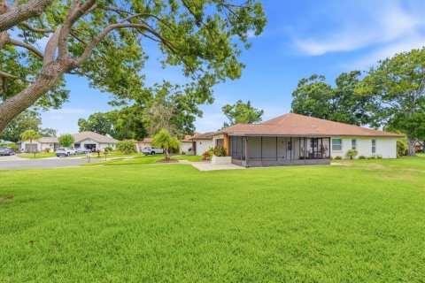House in Palm Harbor, Florida 2 bedrooms, 106.65 sq.m. № 2156257 - photo 3