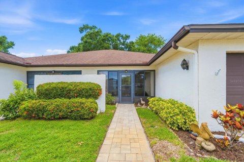 House in Palm Harbor, Florida 2 bedrooms, 106.65 sq.m. № 2156257 - photo 5