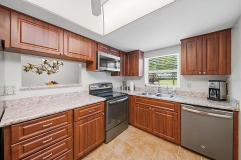 House in Palm Harbor, Florida 2 bedrooms, 106.65 sq.m. № 2156257 - photo 14