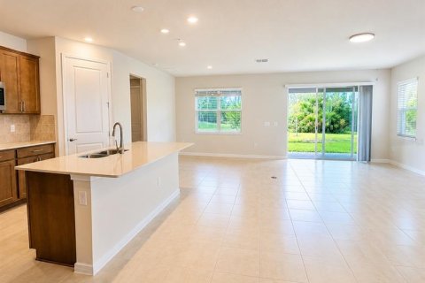 House in Clermont, Florida 4 bedrooms, 187.57 sq.m. № 2272779 - photo 5