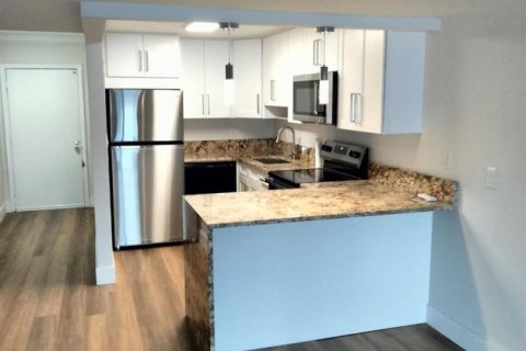 Condo in Deerfield Beach, Florida, 2 bedrooms № 2245333 - photo 3