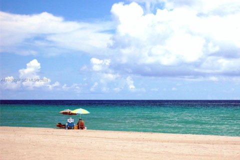 Condominio en alquiler en Hollywood, Florida, 3 dormitorios, 137.68 m2 № 2155071 - foto 2