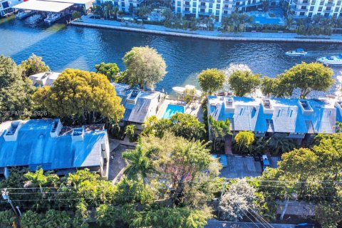 Adosado en venta en Miami, Florida, 2 dormitorios, 110.74 m2 № 1999863 - foto 2