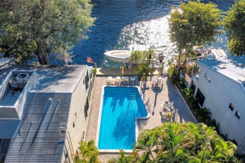 Adosado en Miami, Florida 2 dormitorios, 110.74 m2 № 1999863