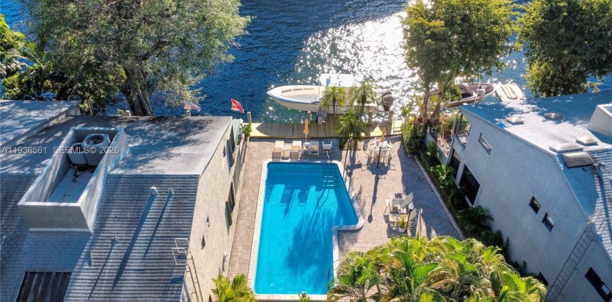 Adosado en Miami, Florida 2 dormitorios, 110.74 m2 № 1999863