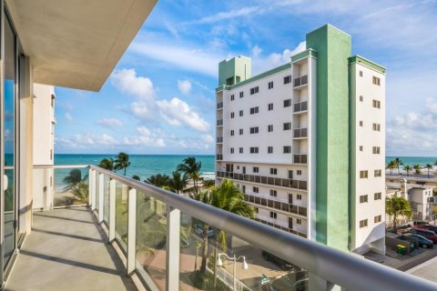 Condominio en venta en Hollywood, Florida, 1 dormitorio, 69.4 m2 № 149637 - foto 1