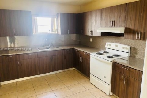 Снять в аренду виллу или дом в Хайалиа, Флорида 2 спальни, 332.59м2, № 2031326 - фото 4