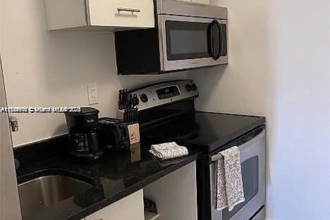Condo in Miami Beach, Florida, 1 bedroom № 1985190 - photo 4