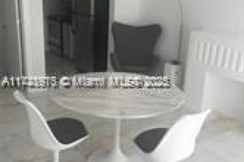 Condo in Miami Beach, Florida, 1 bedroom № 1985190 - photo 2