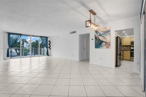 Condominio en venta en Bay Harbor Islands, Florida, 1 dormitorio, 88.26 m2 № 1993545 - foto 1
