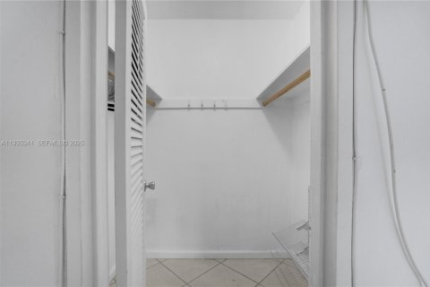 Condominio en venta en Bay Harbor Islands, Florida, 1 dormitorio, 88.26 m2 № 1993545 - foto 16