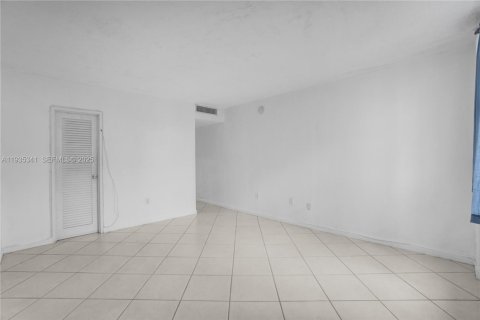 Condominio en venta en Bay Harbor Islands, Florida, 1 dormitorio, 88.26 m2 № 1993545 - foto 14