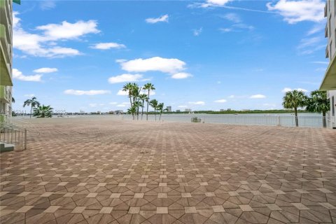 Condominio en venta en Bay Harbor Islands, Florida, 1 dormitorio, 88.26 m2 № 1993545 - foto 29