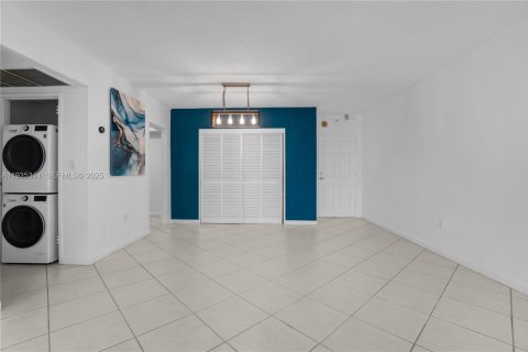 Condominio en venta en Bay Harbor Islands, Florida, 1 dormitorio, 88.26 m2 № 1993545 - foto 3