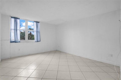 Condominio en venta en Bay Harbor Islands, Florida, 1 dormitorio, 88.26 m2 № 1993545 - foto 12