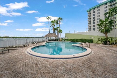 Condominio en venta en Bay Harbor Islands, Florida, 1 dormitorio, 88.26 m2 № 1993545 - foto 26