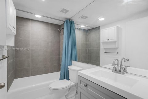 Condominio en venta en Bay Harbor Islands, Florida, 1 dormitorio, 88.26 m2 № 1993545 - foto 5