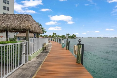 Condominio en venta en Bay Harbor Islands, Florida, 1 dormitorio, 88.26 m2 № 1993545 - foto 28