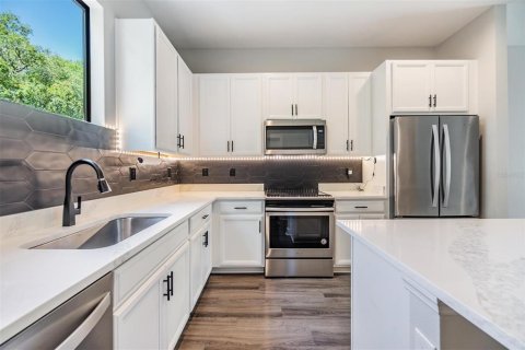 Townhouse in Tampa, Florida 3 bedrooms, 165.18 sq.m. № 2218711 - photo 7