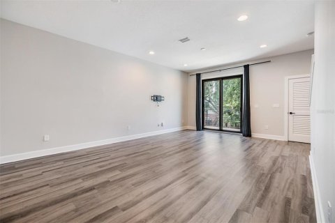 Townhouse in Tampa, Florida 3 bedrooms, 165.18 sq.m. № 2218711 - photo 2