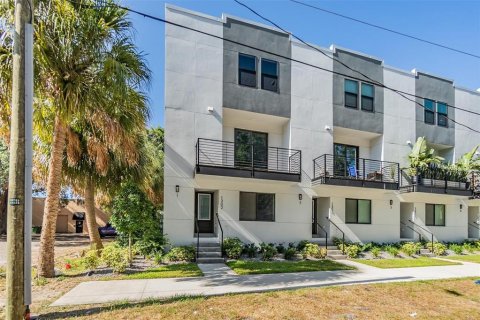 Townhouse in Tampa, Florida 3 bedrooms, 165.18 sq.m. № 2218711