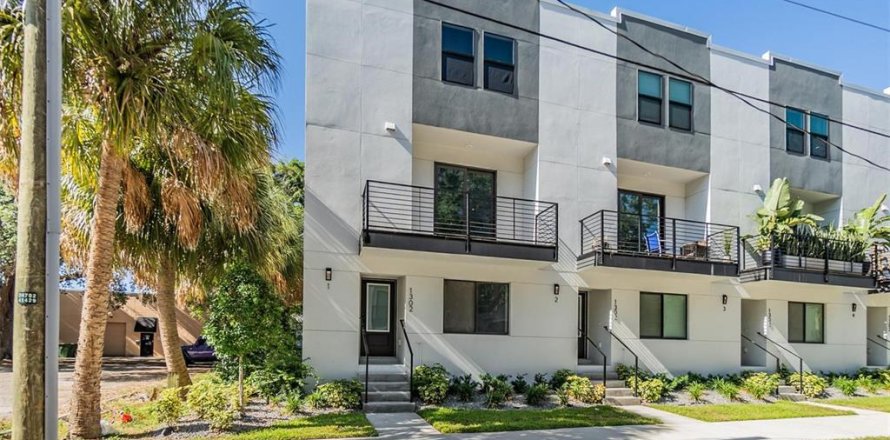 Townhouse in Tampa, Florida 3 bedrooms, 165.18 sq.m. № 2218711