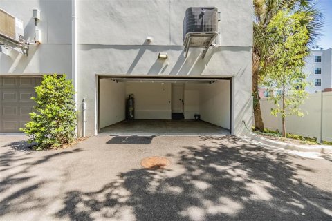 Townhouse in Tampa, Florida 3 bedrooms, 165.18 sq.m. № 2218711 - photo 23
