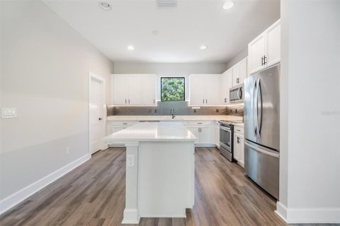 Townhouse in Tampa, Florida 3 bedrooms, 165.18 sq.m. № 2218711 - photo 8