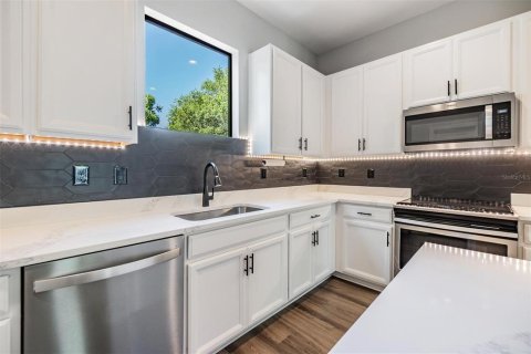 Townhouse in Tampa, Florida 3 bedrooms, 165.18 sq.m. № 2218711 - photo 11