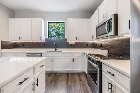 Townhouse in Tampa, Florida 3 bedrooms, 165.18 sq.m. № 2218711 - photo 10