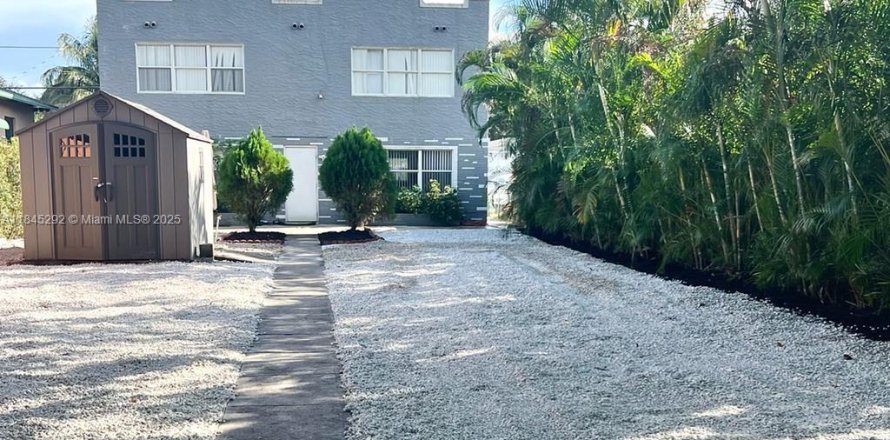 Commercial property in Hollywood, Florida № 1840989