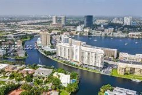 Кондоминиум с 1 спальней в Халландейл-Бич, Флорида № 2032244