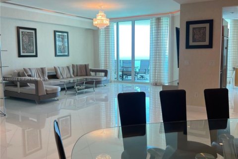 Condominio en alquiler en Sunny Isles Beach, Florida, 3 dormitorios, 257.8 m2 № 1952048 - foto 3